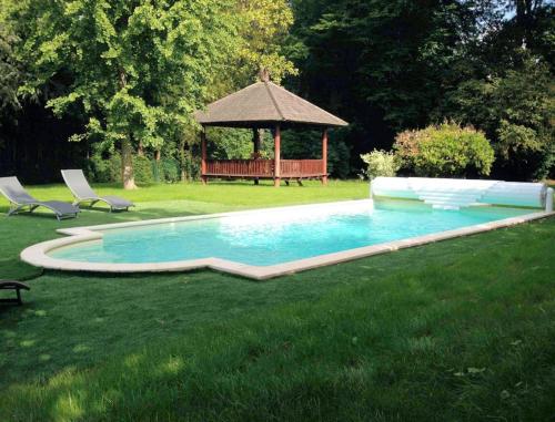 - une piscine dans une cour avec un kiosque dans l'établissement Chambre d'hotes Les Rives de la Tronne, à Mer