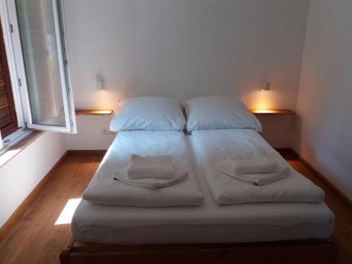 1 cama en una habitación con 2 almohadas en Ferienhaus Baederleiblick, en Bad Ems