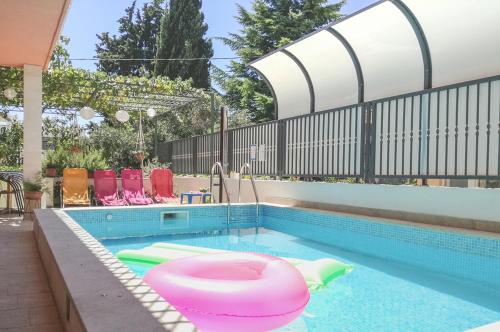 einen Pool mit einer rosa Badewanne in der Unterkunft Apartment Marjan Park in Split