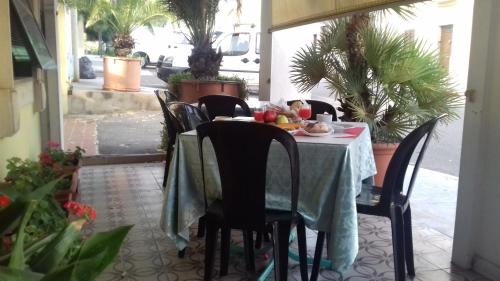 Un restaurante o sitio para comer en Hotel Villarosa con Vespa Rent