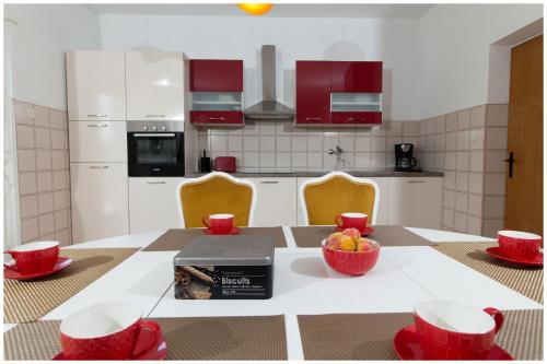 Η κουζίνα ή μικρή κουζίνα στο Large apartment between Split and Trogir