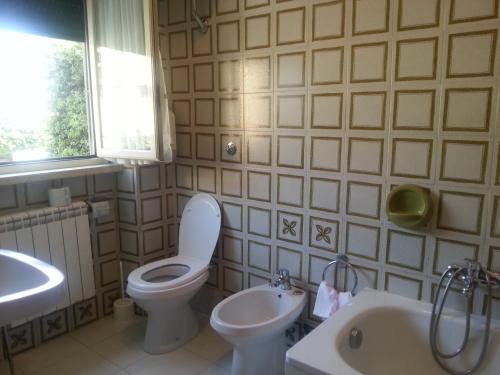 a bathroom with a toilet and a sink at Hotel Ristorante Stella in Palestrina