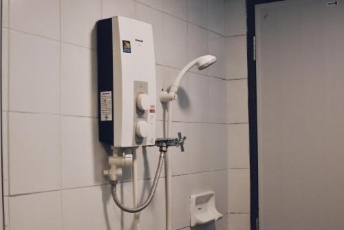 een openbare badkamer met een douche in een badkamer bij Nana City Hotel in Bangkok