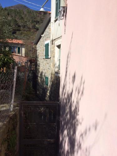an entrance to a building with an open gate at Appartamento vacanze "Borgo Cinque Terre" Volastra Manarola in Volastra