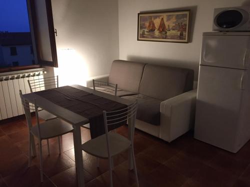 a living room with a couch and a table and a refrigerator at Appartamento vacanze "Borgo Cinque Terre" Volastra Manarola in Volastra