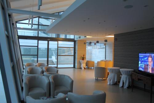 TV a/nebo společenská místnost v ubytování Hotel Corona