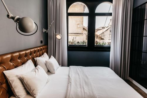 1 dormitorio con 1 cama grande y ventana en Abokamento Boutique Rooms, en Split