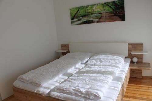 
Ein Bett oder Betten in einem Zimmer der Unterkunft Apartment Sunnseitn
