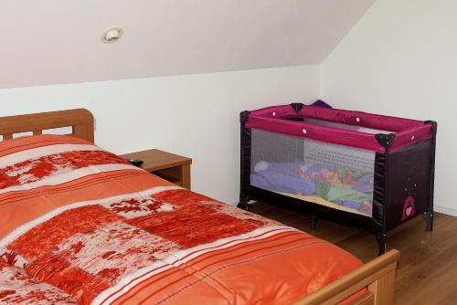 een slaapkamer met een bed en een tv in een kamer bij Droomzzz in Herkenbosch