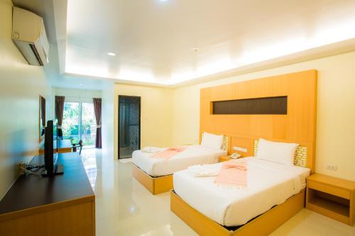 Giường trong phòng chung tại Kanokan Hotel