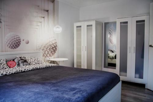 バレンシアにあるApartments Relaxのベッドルーム1室(大型ベッド1台付)