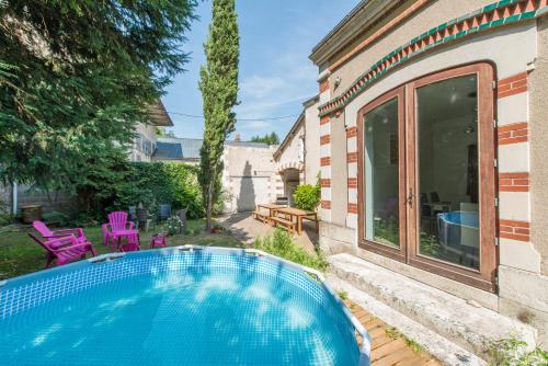 une piscine dans l'arrière-cour d'une maison dans l'établissement La Closerie des Hauts de Loire, à Montlouis-sur-Loire