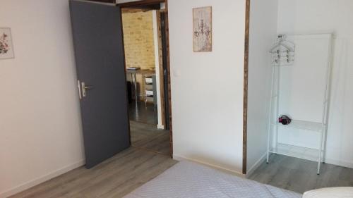 Habitación con puerta y habitación con espejo en Au Tilleul, en Archignac