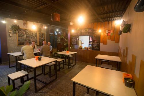 Televízia a/alebo spoločenská miestnosť v ubytovaní Dong Paloh Hostel