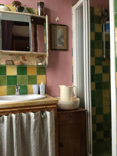 une salle de bain avec un lavabo et un miroir dans l'établissement 