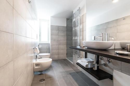 A bathroom at Gramsci Suites