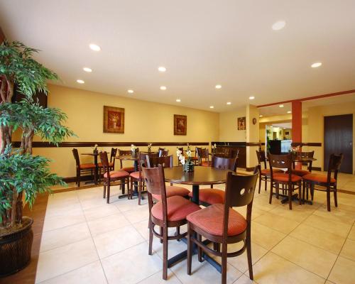Un restaurante o sitio para comer en Winston Salem Inn & Suites