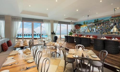 Restaurace v ubytování Ramada Resort By Wyndham Dar es Salaam