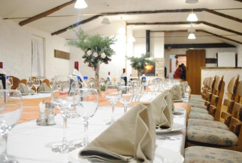 - une longue table avec des verres à vin vides dans l'établissement Country House Marića Gaj, à Grude