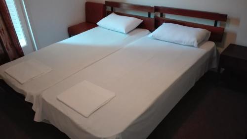 Llit o llits en una habitació de Hotel Hermes