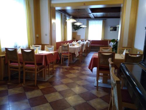 Gasthaus Schachinger tesisinde bir restoran veya yemek mekanı