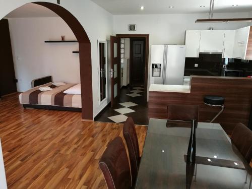 a room with a dining table and a bedroom at Apartmani Mariva in Vodice