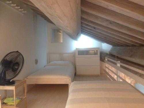 ピオンビーノにあるCasa Vacanze Carlappianoのベッドルーム1室(ベッド2台、ファン付)