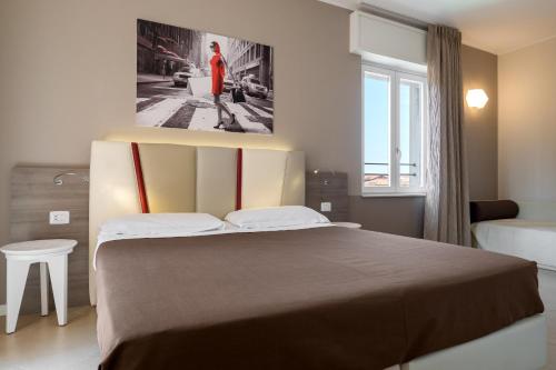 a bedroom with a large bed and a window at Guesthouse Verona in Verona