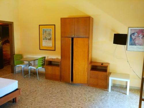 TV a/nebo společenská místnost v ubytování B&B Il Parco Dei Pini