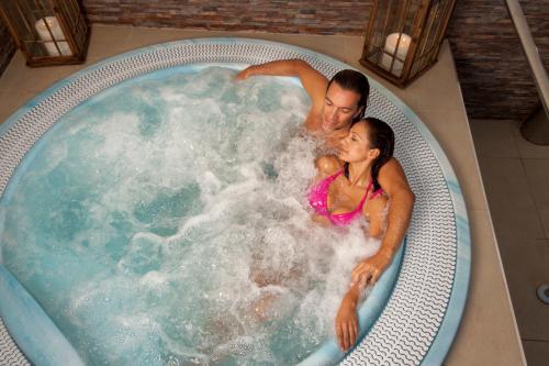 un homme et une femme sont dans un jacuzzi dans l'établissement Laguna Nivaria Hotel & Spa, à La Laguna