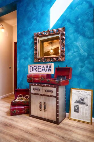 a room with a blue wall with a mirror at Il Piccolo Tibet - Gran Sasso in LʼAquila