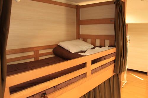En eller flere senge i et værelse på T and K Hostel Kobe Sannomiya East
