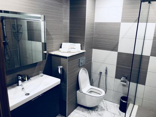Bilik mandi di The Streamliner Hotel Apartment