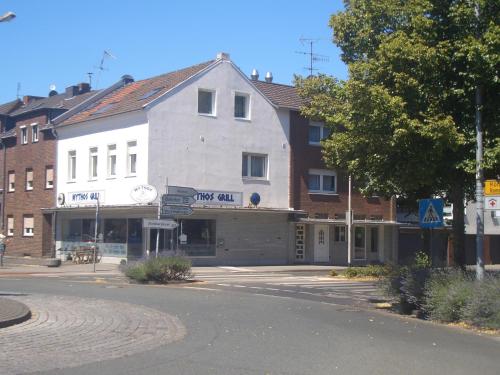 un bâtiment situé sur le côté d'une rue dans l'établissement Hotel Zentrum, à Grevenbroich