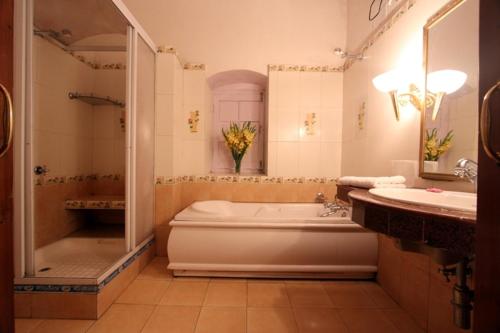 Grand View Hotel في دالهوزي: حمام أبيض مع حوض ومغسلة