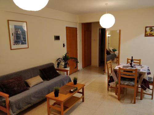 un soggiorno con divano e tavolo di Demetris Apartments a Ayia Napa