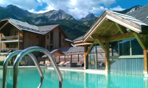 The swimming pool at or close to Chalet Apartment Monêtier