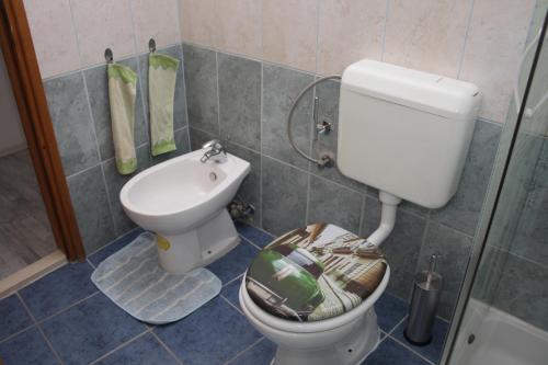 A bathroom at Apartments "NONO"
