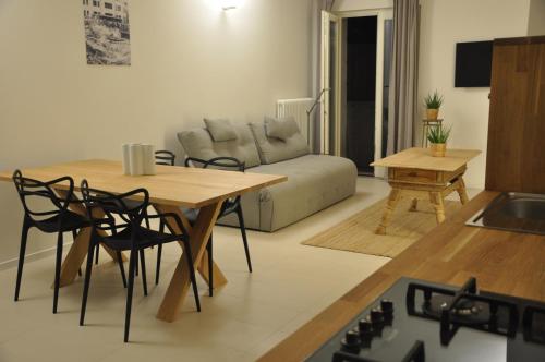 uma sala de estar com uma mesa e um sofá em Madonna del Mare em Trieste