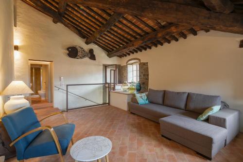 a living room with a couch and a table at Casa Zeni in Cortona