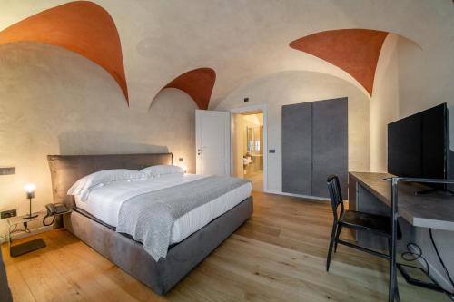 Säng eller sängar i ett rum på Relais San Vigilio al Castello