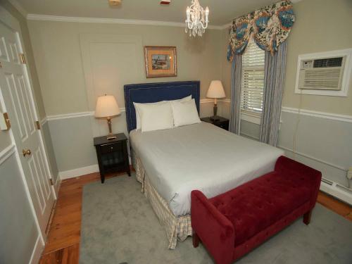 1 dormitorio con 1 cama grande y 1 sofá rojo en Bellevue House, en Newport