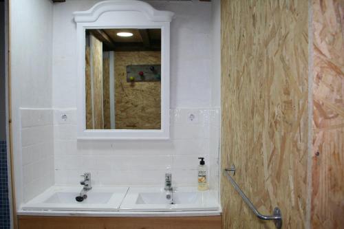 a bathroom with a sink and a mirror at Albergue Les Xendes. Parque de Redes in Caso