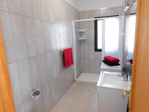 A bathroom at El Roquito Ocean View