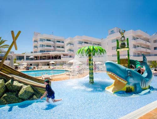 Bazén v ubytování Playa Bella Apartments nebo v jeho okolí