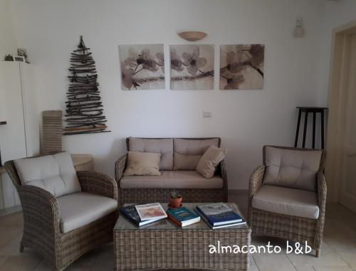 A seating area at Almacanto B&B