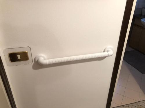 a door with a white handle on a door at La Casa Rosa by Roby&Silvy in Bellano