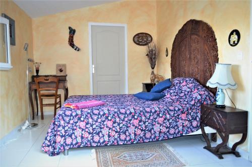 モンタニャックにあるLa perle de Ceylanのベッドルーム(大型ベッド1台、テーブル付)