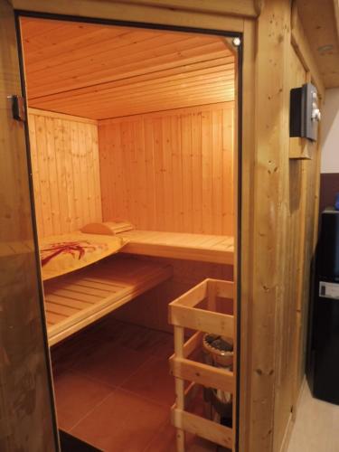 Palanda nebo palandy na pokoji v ubytování 4 Chambres meublées et un seul studio avec petite cuisine