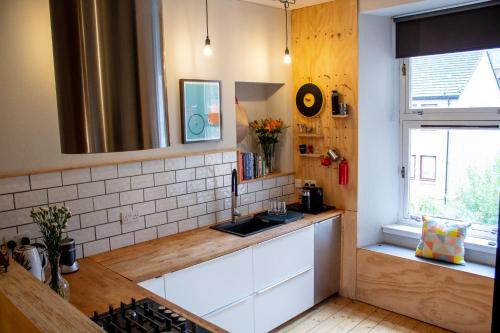 Η κουζίνα ή μικρή κουζίνα στο Anchored - Unique Apartment in Glasgow's West End